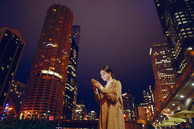 fille de nuit avec téléphone