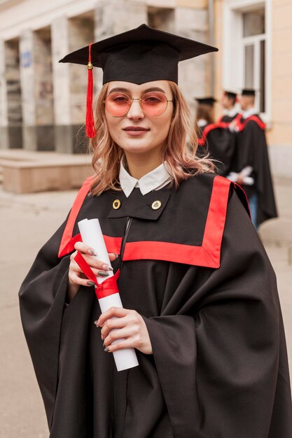 Fille à l'obtention du diplôme avec diplôme