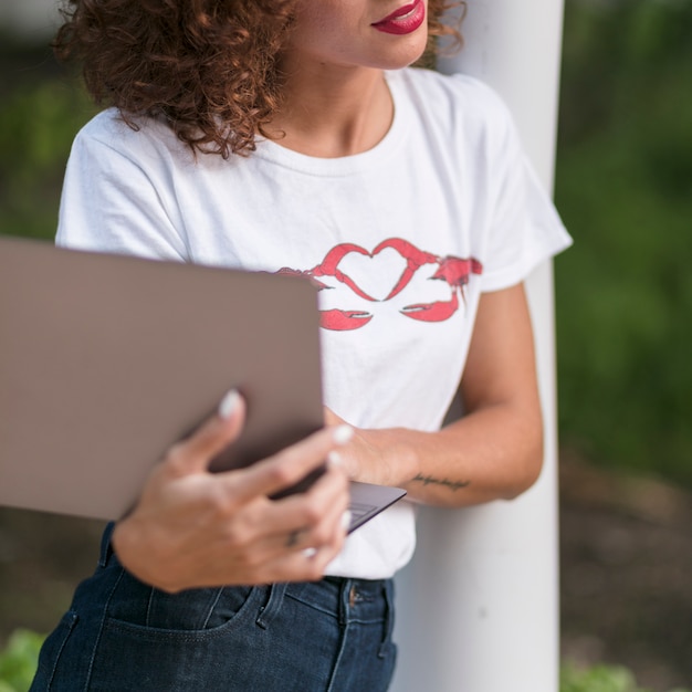 Fille avec un ordinateur portable