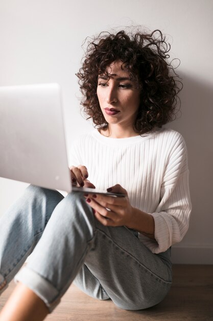 Fille avec un ordinateur portable