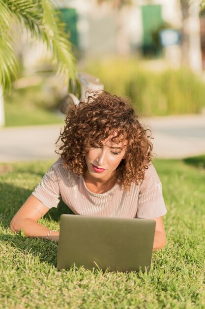 Fille avec un ordinateur portable