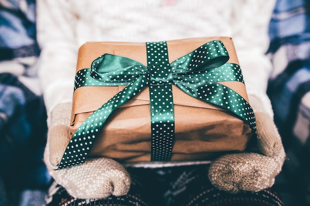 La fille ouvre un merveilleux cadeau vintage