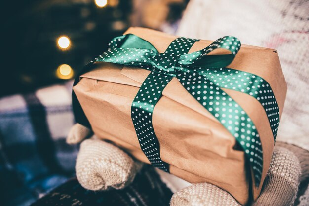 La fille ouvre un merveilleux cadeau vintage