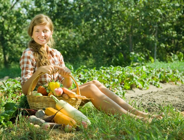 Fille avec panier de récolte