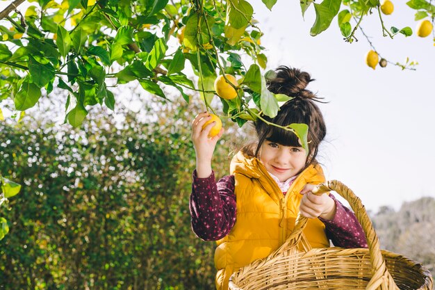 Fille avec panier regardant la caméra