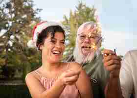 Photo gratuite fille et papa célébrant noël dans l'hémisphère sud