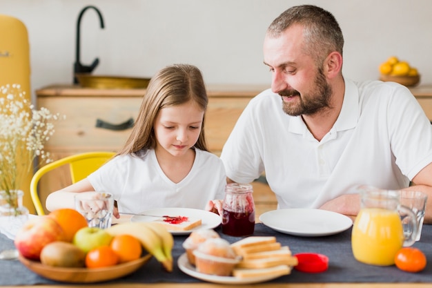 Fille et papa le jour de la fête des pères