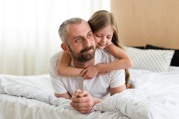 Fille et papa le jour de la fête des pères