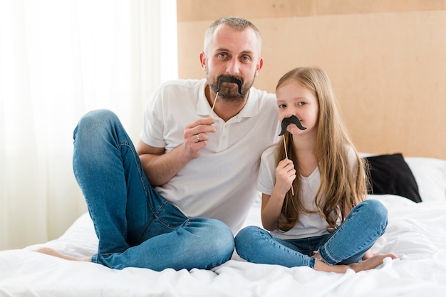 Fille et papa le jour de la fête des pères