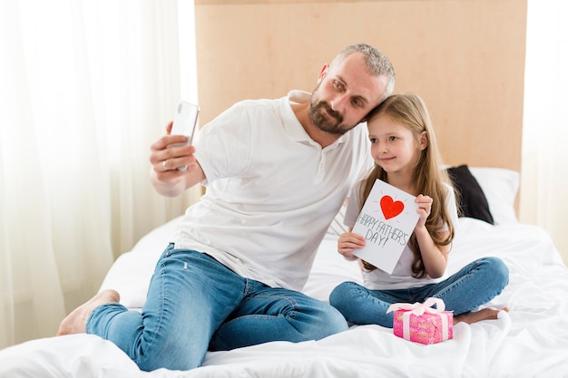 Fille et papa le jour de la fête des pères