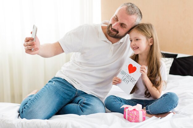 Fille et papa le jour de la fête des pères