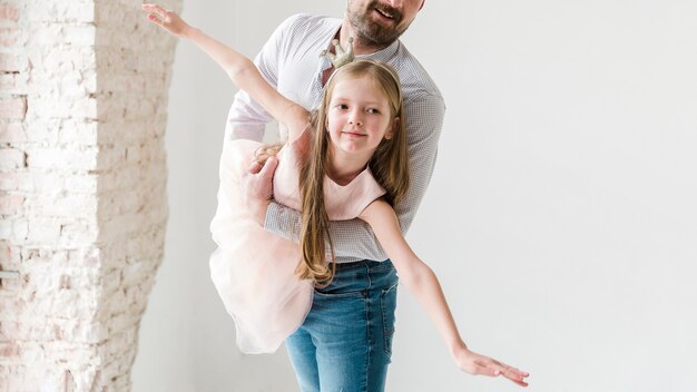 Fille et papa le jour de la fête des pères