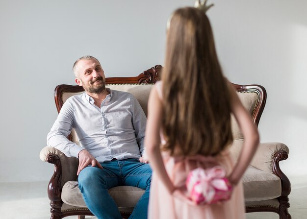 Fille et papa le jour de la fête des pères