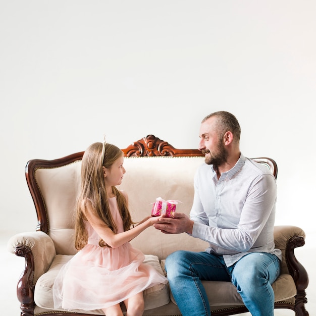 Fille et papa le jour de la fête des pères