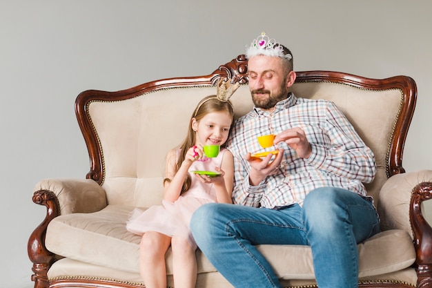 Photo gratuite fille et papa le jour de la fête des pères