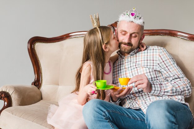 Fille et papa le jour de la fête des pères