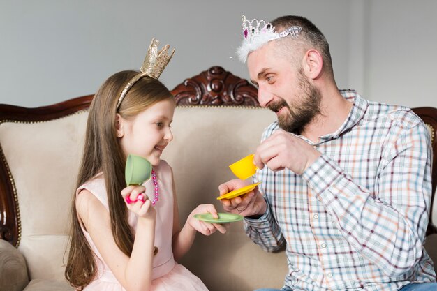 Fille et papa le jour de la fête des pères