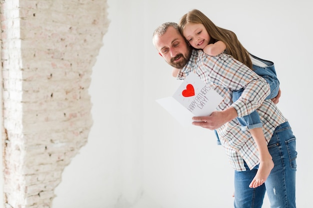 Fille et papa le jour de la fête des pères