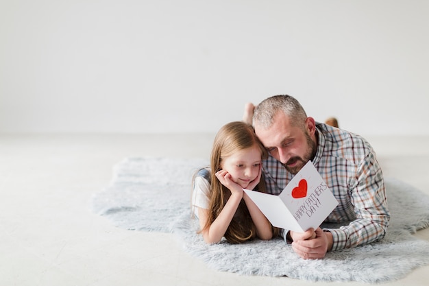 Fille et papa le jour de la fête des pères