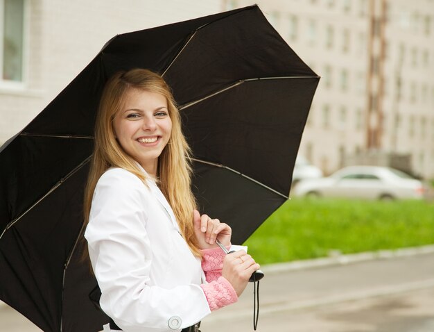 Fille avec parapluie en plein air