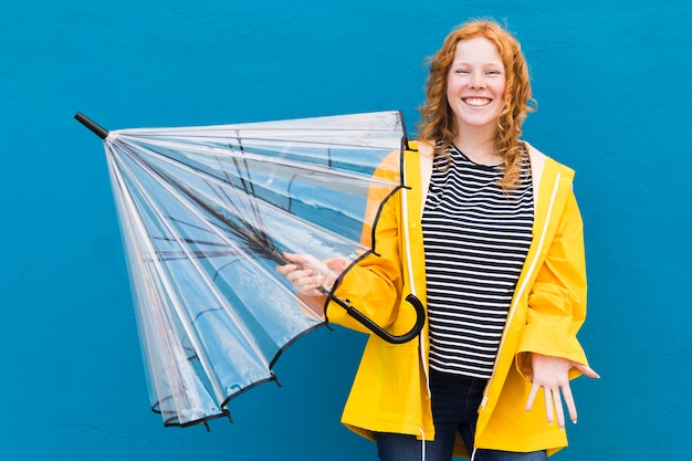 Fille avec parapluie