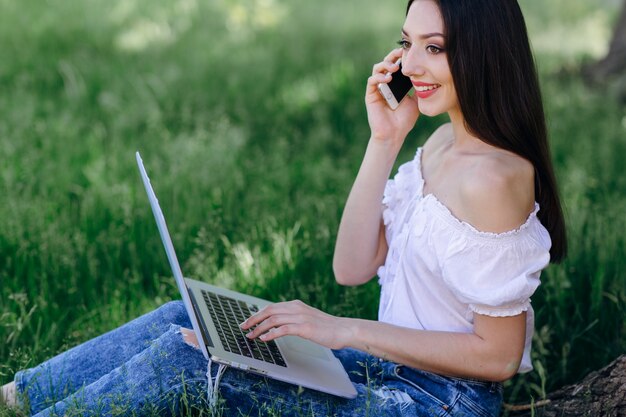 Fille de parler au téléphone tout en souriant