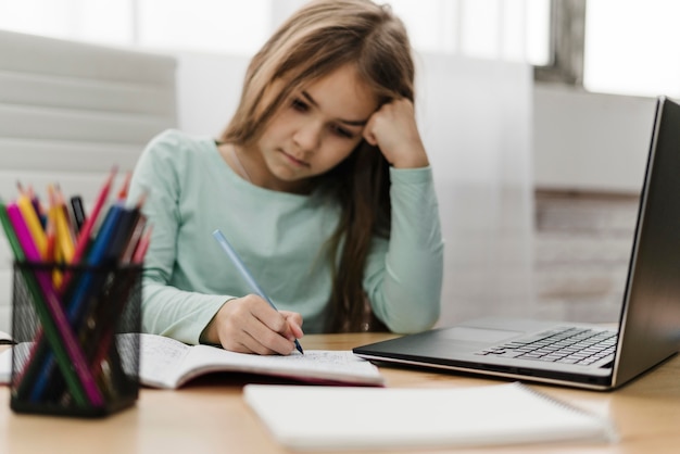 Fille participant à des cours en ligne