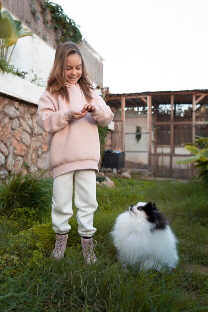 Fille passant du temps avec son chien