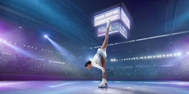 Photo gratuite fille de patinage artistique dans l'arène de glace