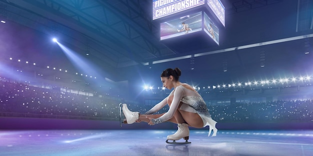 Fille de patinage artistique dans l'arène de glace