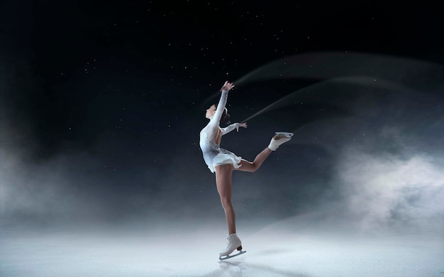 Fille de patinage artistique dans l'arène de glace