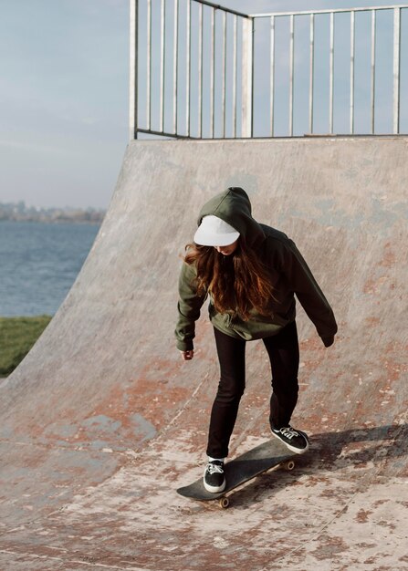 Fille de patineur à l'aide de rampes pour des figures