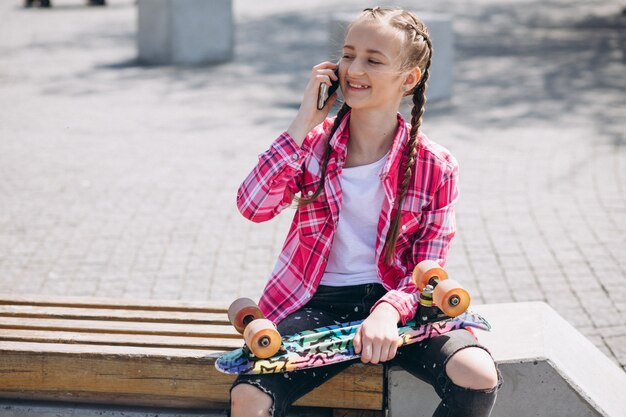 Fille patineur dans le parc