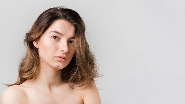 Fille avec une peau propre posant