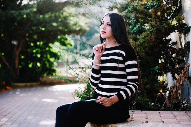 Fille pensant dans la nature