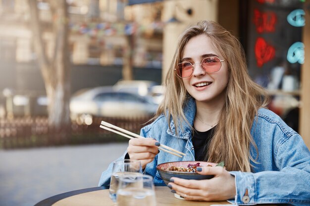 Fille pensant à quoi répondre, donnant un avis sur le goût de l'Asie