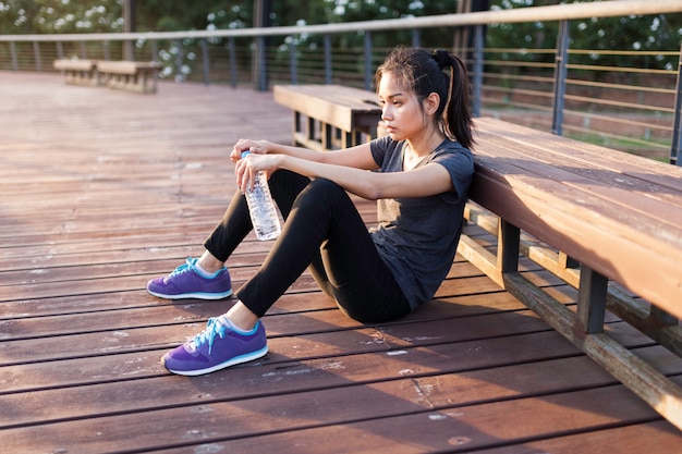 Photo gratuite fille pensive après l'exercice