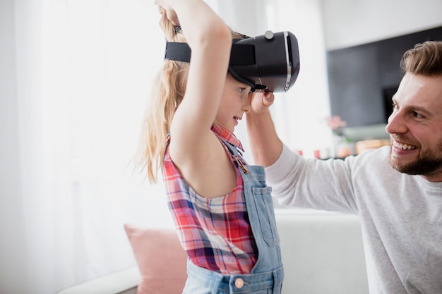 Fille et père avec un casque VR