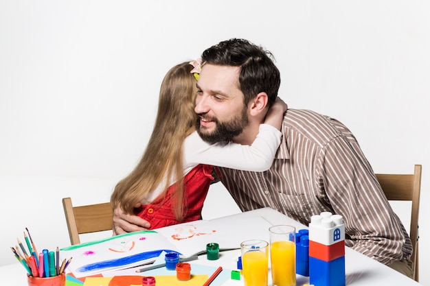 fille et père dessinant ensemble