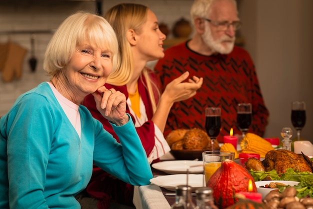 Fille et père discutant et mère regardant la caméra