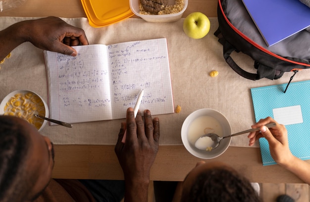 Fille et père à faire leurs devoirs