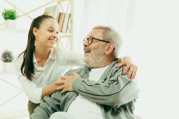 Une fille ou une petite-fille passe du temps avec le grand-père ou l'homme âgé