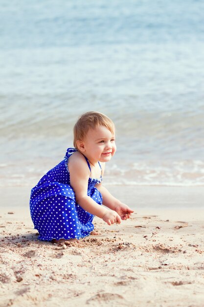Fille sur plage de sable