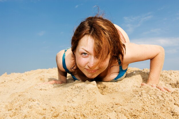 Fille à la plage