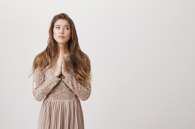 Fille de plaidoirie inquiète en robe de soirée