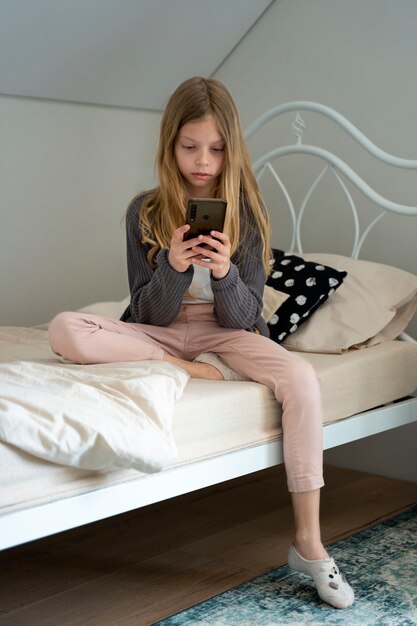 Fille plein coup avec smartphone