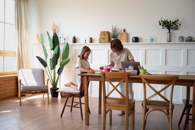 Fille pleine de coups apprenant à la maison