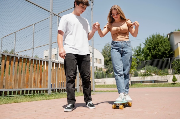 Photo gratuite fille pleine de coups sur penny board