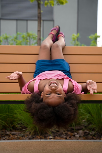 Photo gratuite fille pleine de coups portant sur un banc