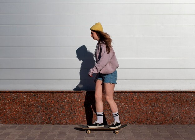 Fille pleine de patinage en plein air